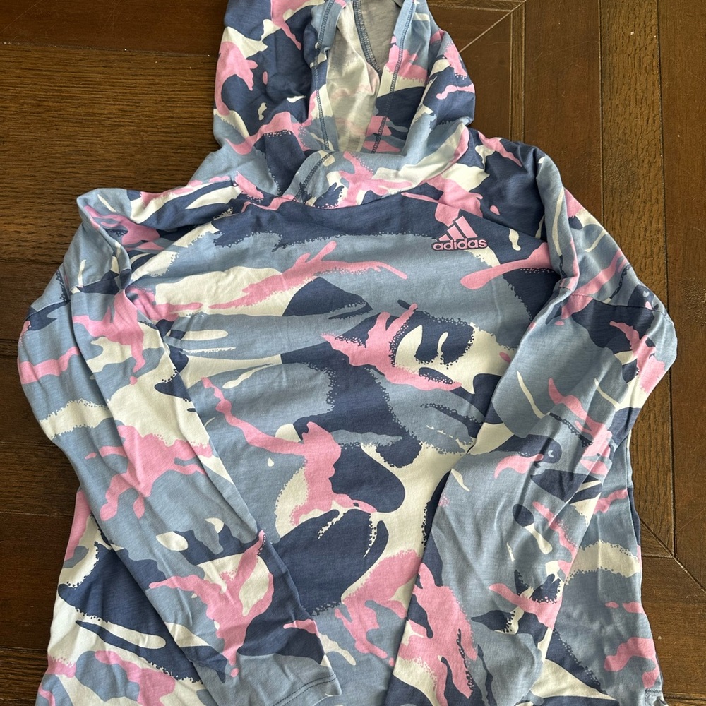Adidas girl’s camo sweatshirt, size M(10-12)